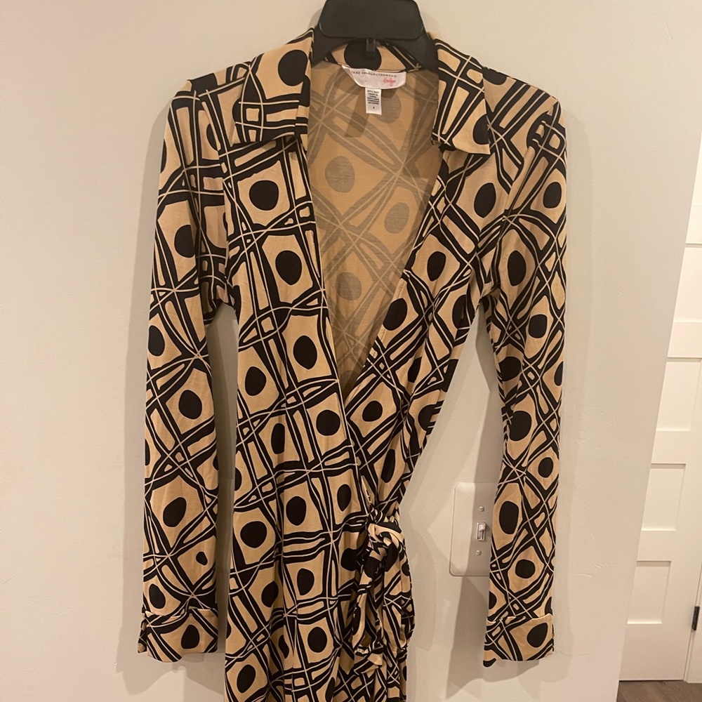 DVF Vintage Silk Jeanne Wrap Dress size 6 Used